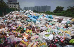 Hãi hùng núi rác bánh kẹo khổng lồ tại La Phù, Hà Nội hàng tấn đồ ăn trẻ em yêu thích bị đổ bỏ