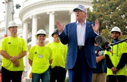 Ông Trump đùa về người nhập cư trong lễ dựng cờ ở Nhà Trắng