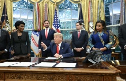 Ông Trump nói đùa khi khen nữ phóng viên xinh đẹp