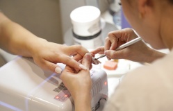 Chủ tiệm nhắc thợ nail đừng vì lương thưởng mà đánh mất chỗ làm yên ổn