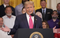 Ông Trump kể cuộc trò chuyện 'huyền thoại' với nữ bồi bàn