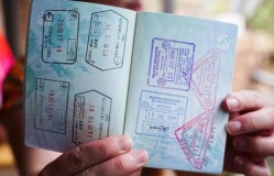 Du khách lưu luyến dấu mộc hộ chiếu giữa thời du lịch số hóa