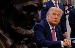 Ông Trump ký sắc lệnh miễn thuế cho một số hàng hóa