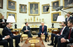 Ông Trump khoe đồ trang trí bằng vàng ở Nhà Trắng
