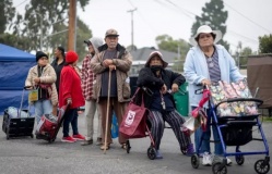 Dòng người xếp hàng chờ nhận thực phẩm hỗ trợ ở California