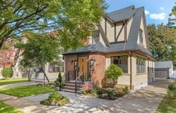 Nhà thơ ấu của ông Trump được rao bán hơn 2 triệu USD