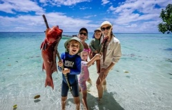 Cuộc sống như thiên đường của gia đình trên đảo hoang