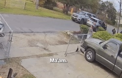 Đặc vụ nhập cư truy đuổi người phụ nữ Mỹ đến tận cửa nhà