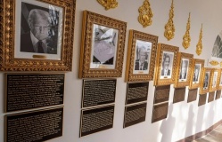 Ông Trump cho treo ảnh châm chọc hai người tiền nhiệm