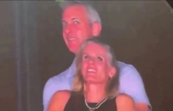 Cái giá phải trả sau nụ hôn với CEO trên Kiss Cam