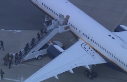 Giây phút Tổng thống Venezuela bị áp giải xuống sân bay Mỹ