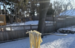 Video nĩa mì Ý lơ lửng giữa trời 'gây sốt'