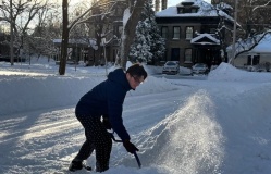 Người Việt kể quy định bắt buộc xúc tuyết trước nhà ở Canada