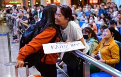 Những Việt kiều chắt chiu cả năm để về Tết