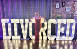 Bà mẹ hai con mở tiệc ăn mừng ly hôn