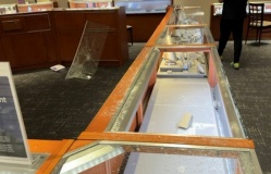 Băng cướp dùng búa đập phá tiệm vàng ở California