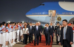 Trung Quốc trải thảm đỏ đón ông Trump ở sân bay Bắc Kinh