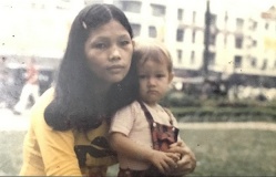 Gửi con 3 tuổi theo chiến dịch babylift, người mẹ Việt 43 năm ân hận đi tìm