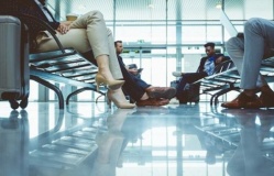 Đừng đi giày cao gót và dép tông lên máy bay
