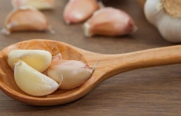Thả 1 tép tỏi vào bồn cầu, bạn sẽ thấy lợi ích không ngờ, hãy thử ngay và luôn !