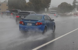 Bão cuối mùa gây mưa lớn khắp Nam California, lốc xoáy ở Carson