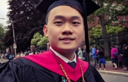 Thạc sĩ Harvard cảm ơn mẹ vì đã tin con có thể vào Ams