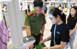 Nhập cảnh chỉ 30 giây nhờ scan passport cho người Việt tại Tân Sơn Nhất