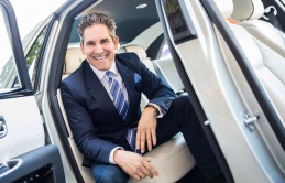 Bí quyết làm giàu ngược đời của triệu phú tự thân Grant Cardone: Luôn tìm cách để... nhẵn túi