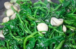 Loại rau ví như 'lộc trời' ở Việt Nam rẻ bèo, sang 'trời Tây' 50.000 đồng được 6 cọng