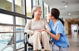 Chồng bán nhà để chữa bệnh cho mẹ, chấp nhận để vợ con ở nhà thuê khiến tôi chỉ muốn ly hôn: Khi mẹ mất, tôi bật khóc nhìn tấm chăn của mẹ