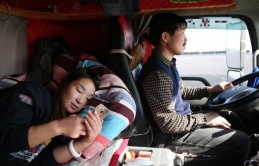 Tại sao các tài xế xe tải đường dài luôn thích mang theo một người phụ nữ? Họ làm gì trên xe?