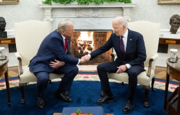 Thông điệp từ cuộc gặp bên lò sưởi của ông Trump - ông Biden