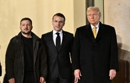 Tổng thống Zelensky bị chỉ trích vì trang phục khi gặp ông Trump