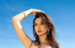 'Vợ' kém Lý Hùng 18 tuổi nhiều lần diện bikini khoe trọn vẻ đẹp quyến rũ ra sao?