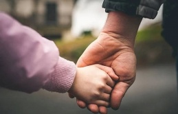 Con gái sống nhờ phúc cha: Người cha có 3 đặc điểm này thì cuộc đời con gái hưởng phúc lành