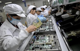 'Những con ốc vít' chặn đường iPhone trở về Mỹ