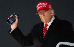 Hình nền điện thoại của ông Trump gây chú ý