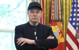 Musk mất gần 100 tỷ USD một ngày vì đấu khẩu với ông Trump