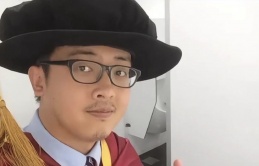 Chàng shipper có 4 bằng thạc sĩ, tiến sĩ