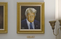 Bang Mỹ đổi ảnh chân dung ông Trump sau khi bị chê