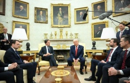 Ông Trump khoe đồ trang trí bằng vàng ở Nhà Trắng