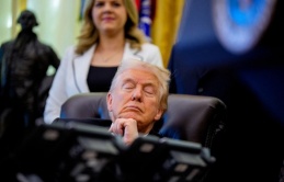 Ông Trump gây chú ý vì nhắm nghiền mắt trong sự kiện ở Nhà Trắng