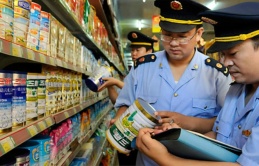 Vụ thu giữ hơn 11.000 tấn sữa pha melamine khiến 6 trẻ tử vong, 300.000 trẻ bị bệnh: Phụ huynh hoang mang giữa 'ma trận' sữa giả Vụ thu giữ hơn 11.000 tấn sữa pha melamine khiến 6 trẻ tử vong, 300.000 trẻ bị bệnh: Phụ huynh hoang mang giữa 'ma trận' sữa giả