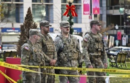 Người Mỹ kể cảnh hỗn loạn khi vệ binh bị phục kích gần Nhà Trắng Người Mỹ kể cảnh hỗn loạn khi vệ binh bị phục kích gần Nhà Trắng