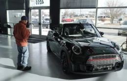 Người Mỹ chùn tay khi giá ôtô tăng cao