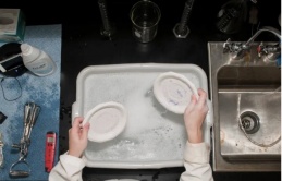 Vì sao không nên rửa bát ngay sau bữa ăn? Vì sao không nên rửa bát ngay sau bữa ăn?