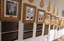 Ông Trump cho treo ảnh châm chọc hai người tiền nhiệm