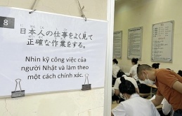 Gánh nặng 'kiếm tiền thay cả gia đình' bào mòn người xa xứ Gánh nặng 'kiếm tiền thay cả gia đình' bào mòn người xa xứ