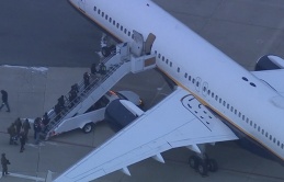 Giây phút Tổng thống Venezuela bị áp giải xuống sân bay Mỹ