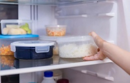 Vì sao nên cất thức ăn vào tủ lạnh khi còn nóng?